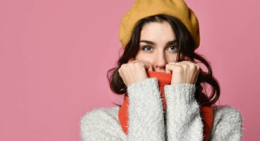 Kışlık kıyafetlere sarılmış hoş bir kadın.