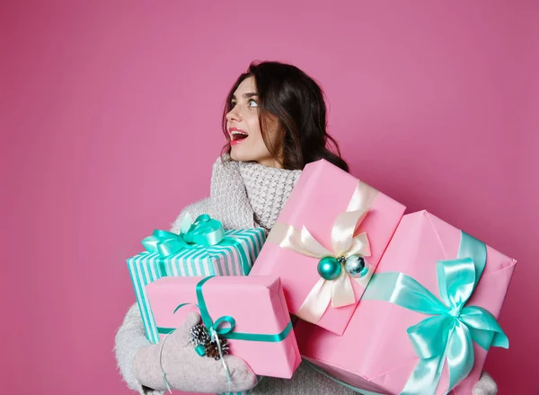 A beauty young girl with christmas gift — Stock Photo, Image