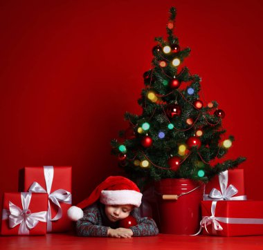 Noel gecesi Santa Claus için bekleyen küçük bir çocuk. Noel küçük çocuk hayalleri.