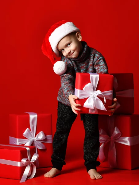 Criança segurando caixa de presente de Natal na mão — Fotografia de Stock