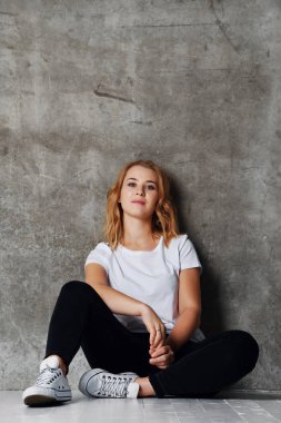 Hippi kız boş beyaz t-shirt, kot duvara giyiyor,