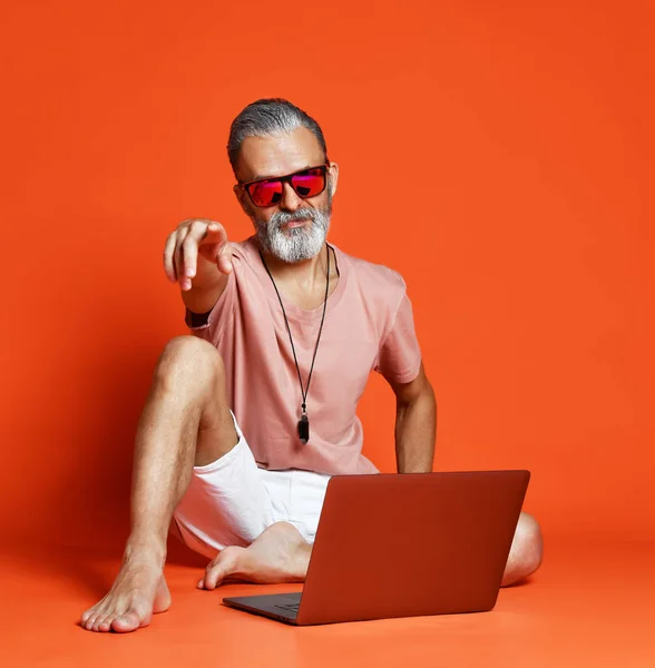 Moderno feliz elegante anciano hombre mayor fusionar ordenador portátil — Foto de Stock