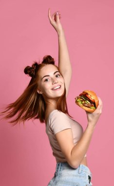 Şık ve Genç kız burger, pembe arka plan tutan güneş gözlüğü.