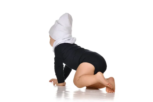 Pequeno bonito menino sentado no isolado branco fundo — Fotografia de Stock