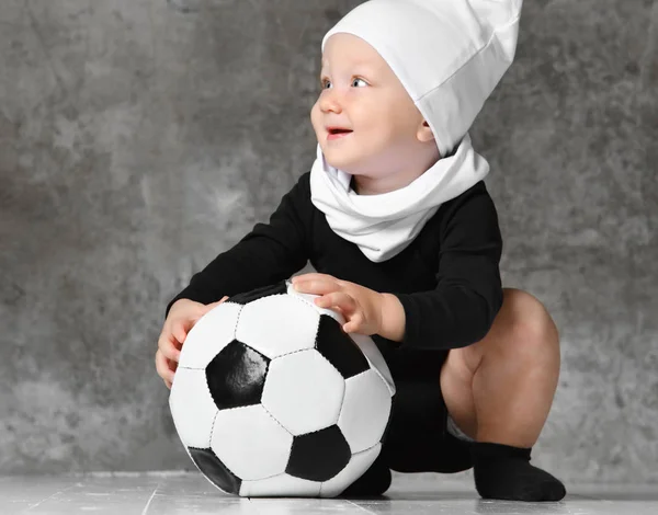Linda imagen de bebé sosteniendo una pelota de fútbol . —  Fotos de Stock
