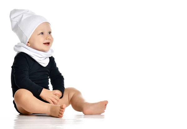 Enfant bébé bébé tout-petit rampant heureux regardant droit isolé sur un fond blanc — Photo