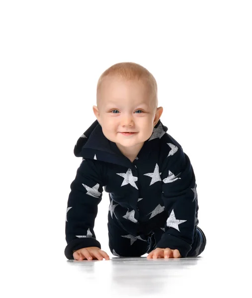 Engraçado sorrindo bebê menino rastejando isolado no branco — Fotografia de Stock