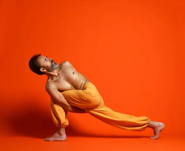 Estudio de tiro de hombre barbudo senior haciendo pose de yoga — Foto de Stock