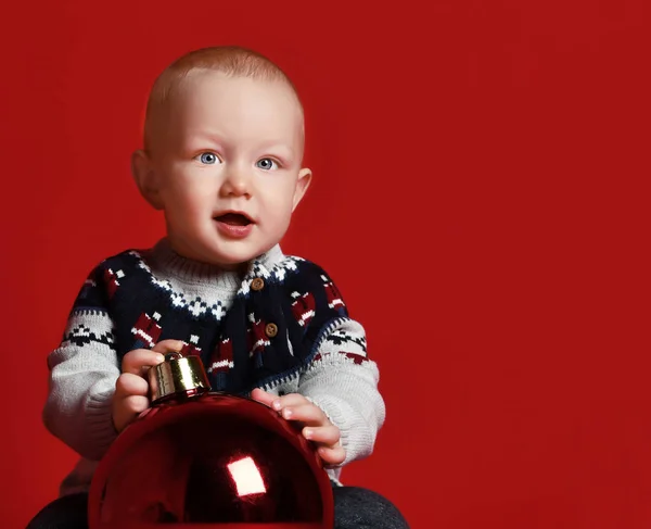 Koncept dětství a lidé - šťastný malý chlapeček s míčem doma po sněhu — Stock fotografie