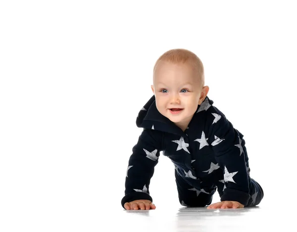 웃 긴 웃는 아기 크롤 링에 절연된 화이트 — 스톡 사진