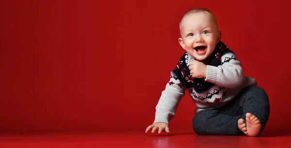 Little boy sitting on the floor — Stock Photo, Image