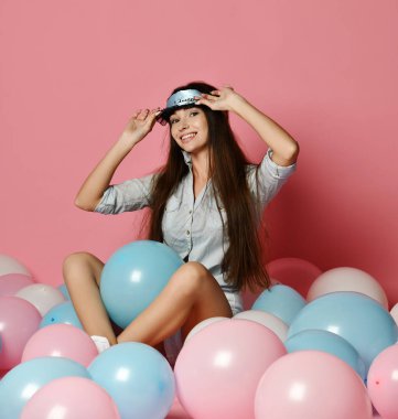 Güzellik, insanlar, stil, tatil ve moda kavramı - mutlu genç kadın ya da helyum hava balonları, kutlama ve parti pembe elbiseli bir genç kız. Eğleniyor