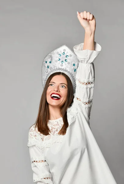 Mulher vencedora comemorando o sucesso Isolada em fundo cinza . — Fotografia de Stock