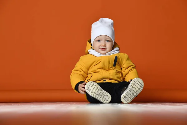 Bambini in abiti invernali. Bambini in piumino. Bambino di moda — Foto Stock