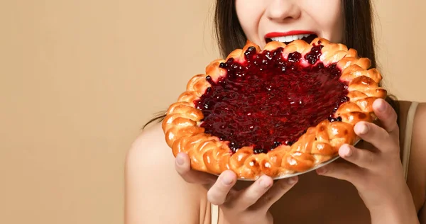 Genç kadın bir doldurma ile açık pasta yemek — Stok fotoğraf