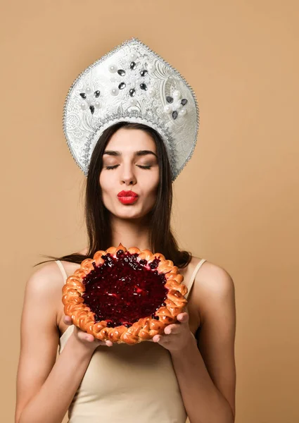 Porträt einer lächelnden Frau mit Kuchen — Stockfoto