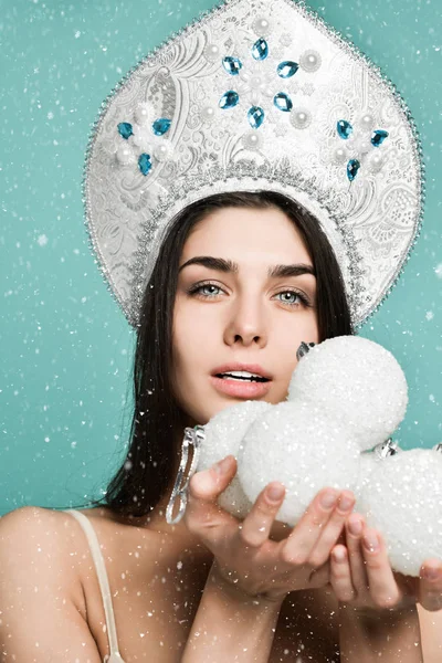 Meisje houdt van Kerstmis witte bal voor het decoreren van de kerstboom — Stockfoto