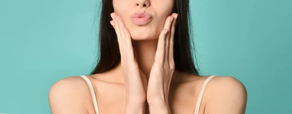 Retrato de linda chica encantadora en sombrero kokoshnik enviando beso soplado con labios de puchero mirando a la cámara aislada sobre fondo verde. —  Fotos de Stock