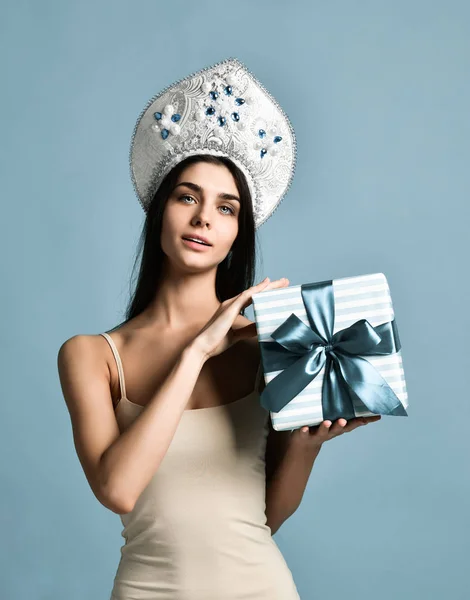 Jong aantrekkelijk vrouw met een cadeau — Stockfoto