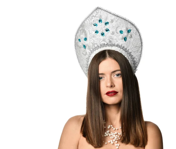 Doğal makyaj ve uzun saç izole üfleme ile kokoshnik şapka modelinde genç kız portresi. Kameraya bakarak. — Stok fotoğraf