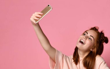 Pozitif zencefil genç kadın poz selfie için,