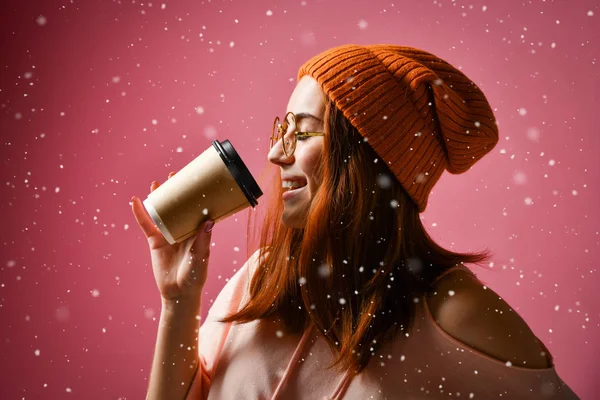 Portret van een jonge vrouw in winter doek koffie drinken — Stockfoto