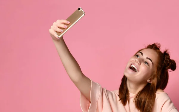 Positivo jengibre joven pose para selfie , — Foto de Stock
