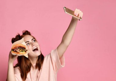 Pozitif zencefil genç kadın poz selfie için,