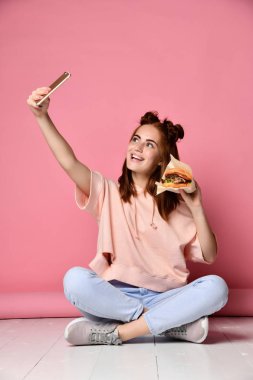 Pozitif zencefil genç kadın poz selfie için,