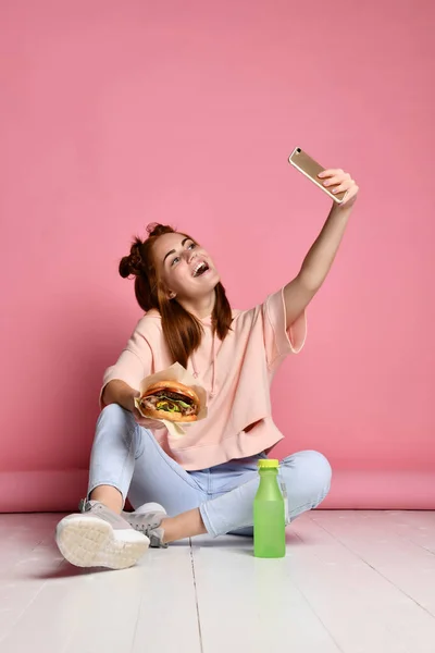 Positivo jengibre joven pose para selfie , — Foto de Stock