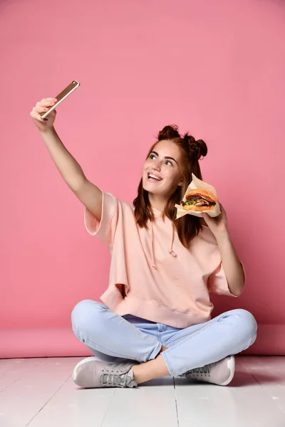 Positivo jengibre joven pose para selfie , — Foto de Stock