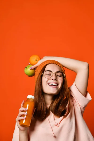 Mode ganska ung kvinna med färsk fruktjuice — Stockfoto
