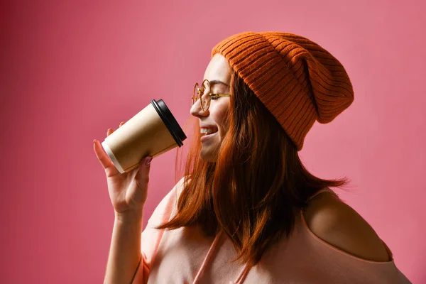 Ritratto di una giovane donna in stoffa invernale che beve caffè — Foto Stock