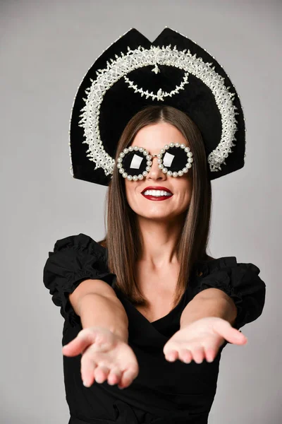 Élégance et style. Studio portrait de magnifique jeune femme en petite robe noire posant sur fond gris . — Photo