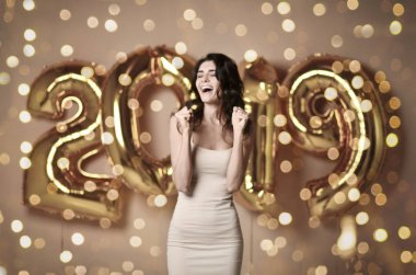 Çıplak elbise s böke altında genç bir kadın portresi sahip eğlenceli ile altın 2019 balon