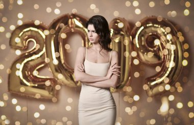 Çıplak elbise s böke altında genç bir kadın portresi sahip eğlenceli ile altın 2019 balon
