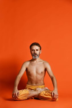 Siyah mat, o nefes yoga egzersiz yapıyor ve Upward karın gerçekleştirme yogi erkek portresi kilitlemek, Uddiyana Bandha.