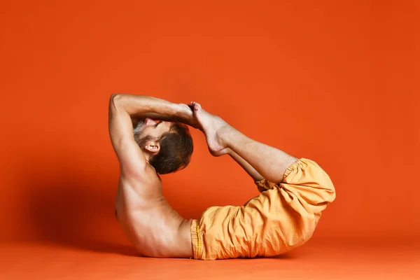 Hombre practicando yoga avanzado. Una serie de poses de yoga . — Foto de Stock