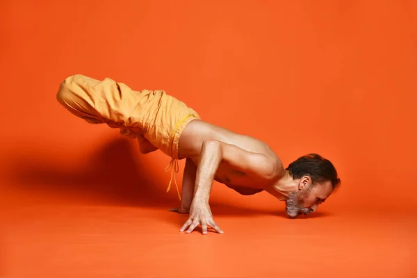 Hombre practicando yoga avanzado — Foto de Stock