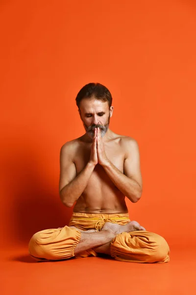Concepto de entrenamiento de postura de práctica de yoga para hombre mayor . — Foto de Stock