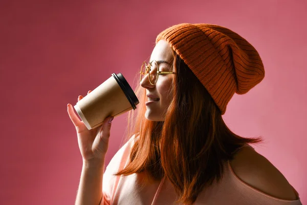 Ritratto di una giovane donna in stoffa invernale che beve caffè — Foto Stock