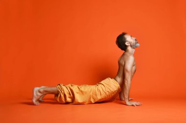 Uygun ihtiyar yoga ya da pilates egzersiz yapmak. yle kavramı. Köpek poz yukarı bakacak şekilde