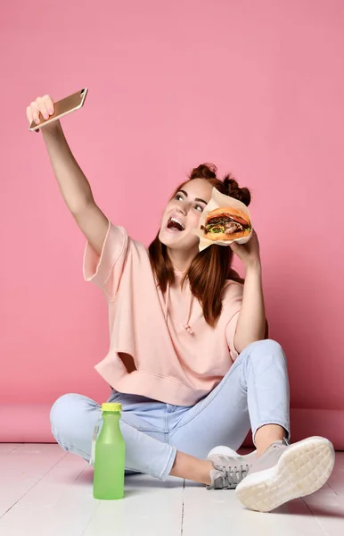 Pozitív gyömbér fiatal nő jelentenek az selfie, — Stock Fotó