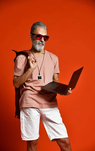 Modern mutlu şık yaşlı kıdemli erkek füzyon dizüstü bilgisayar — Stok fotoğraf