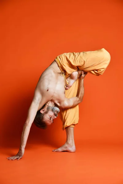 Hombre practicando yoga avanzado. Una serie de poses de yoga . — Foto de Stock