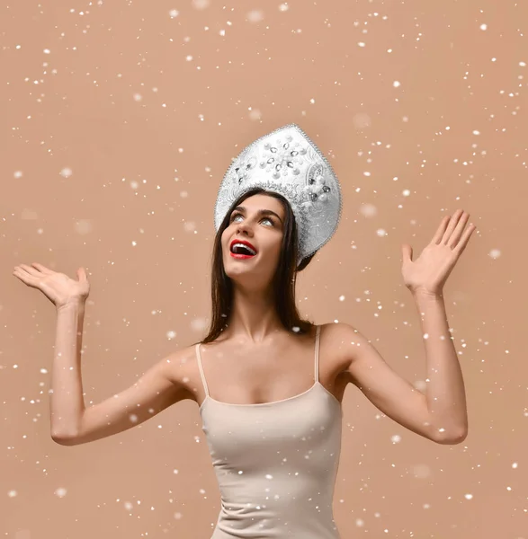 Kerstmis, vakantie en seizoen concept - Close-up van de vrouw meisje in de traditionele Russische pet kokoshnik houden van sneeuw in de handen in de studio, — Stockfoto
