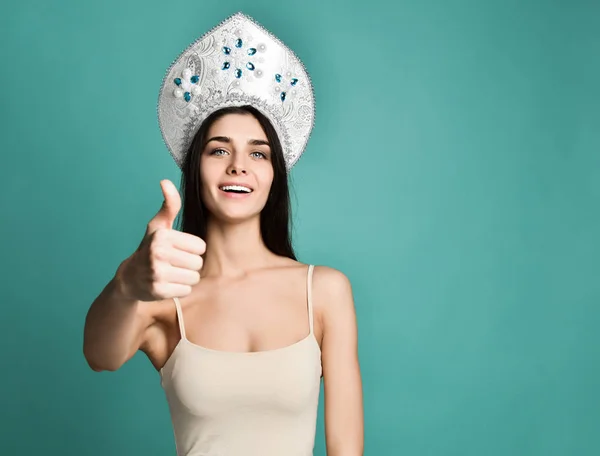 Happy smiling beautiful young brunette woman showing thumbs up gesture — Stock Photo, Image