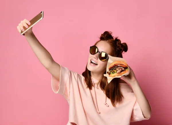 Positiv ingefära ung kvinna posera för selfie, — Stockfoto