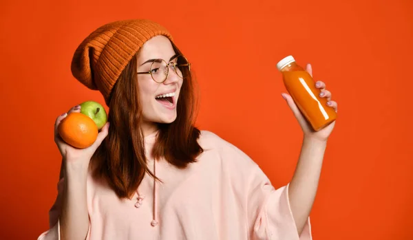 Moda bonita mujer joven con jugo de fruta fresca — Foto de Stock