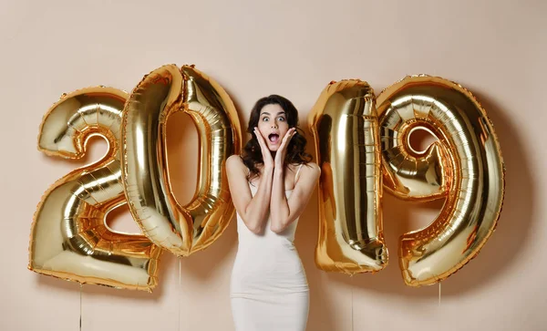 Portrait De Belle Fille Souriante En Robe Dorée Brillante Jetant Confettis, S'amusant Avec Or 2019 Ballons sur fond . — Photo